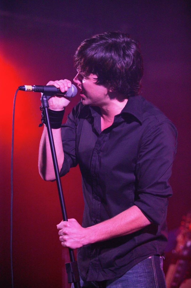 FMOF performing live in his artist-home mockup